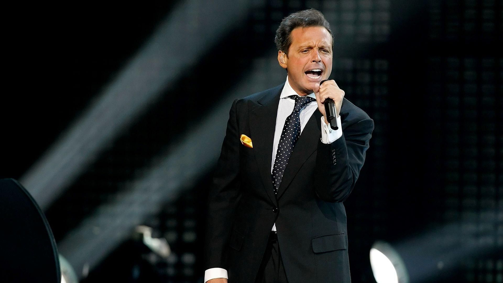 Luis Miguel en una de sus actuaciones.