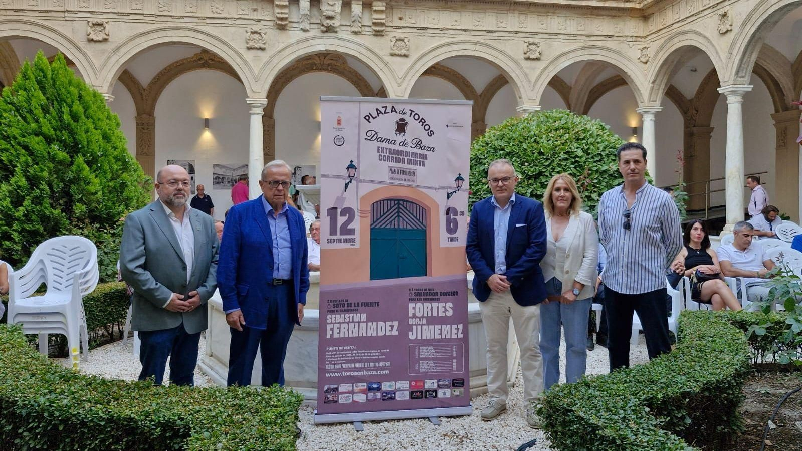 El alcalde Pedro J. Ramos y la concejala Mari Carmen Sánchez presentan el evento junto a representantes de Gestaurina 2024