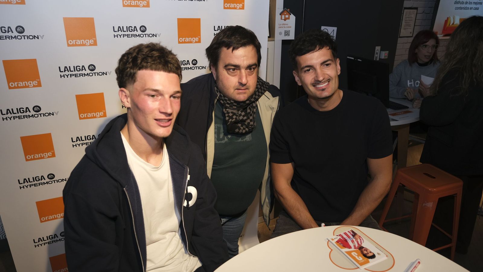 Búscate en las fotos de la firma de los jugadores de la U.D. Almería en la tienda Orange