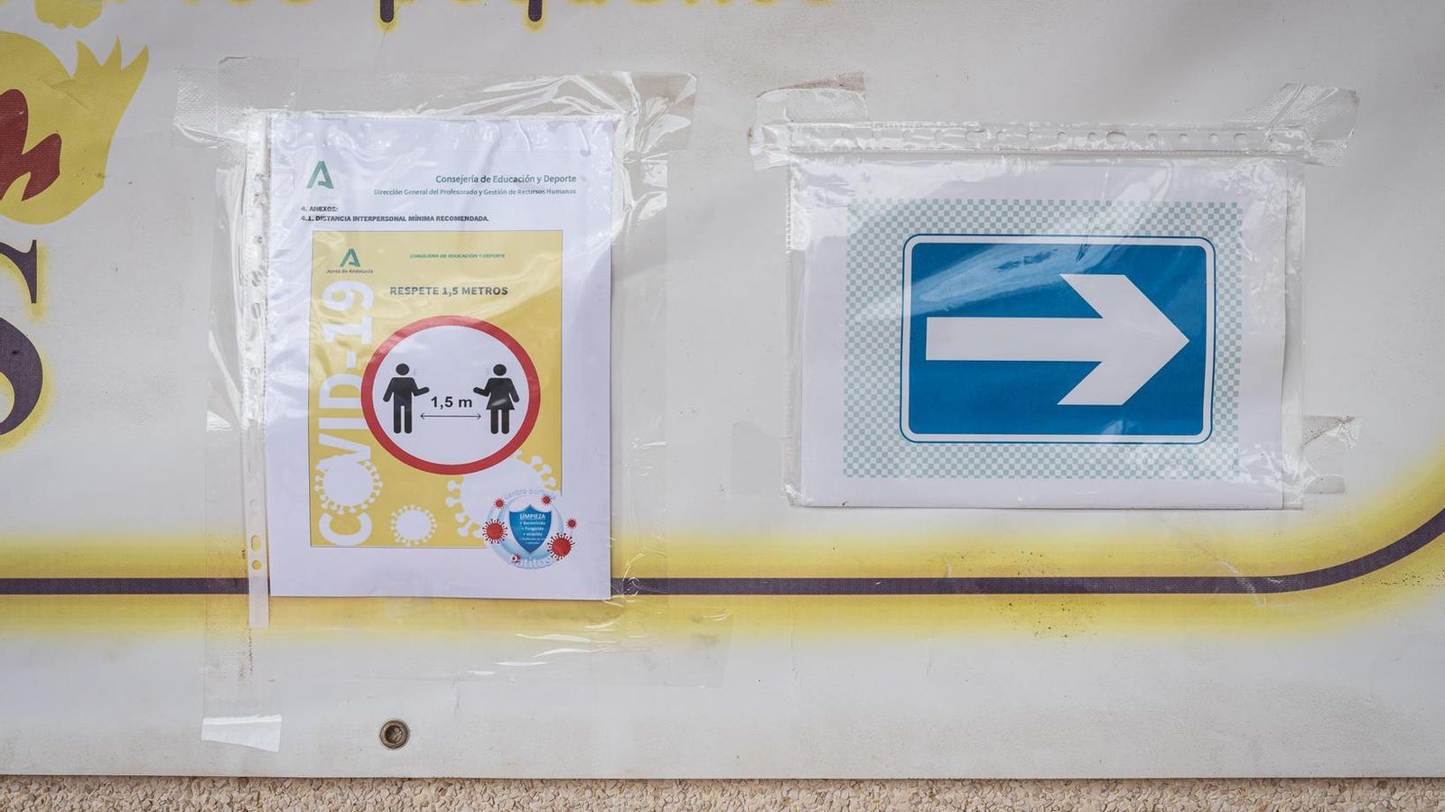 Señales y advertencias en el interior de las instalaciones de la guardería.