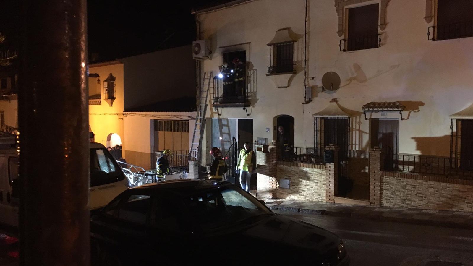 Los servicios de emergencia, a las puertas de la vivienda que sufrió el fuego.