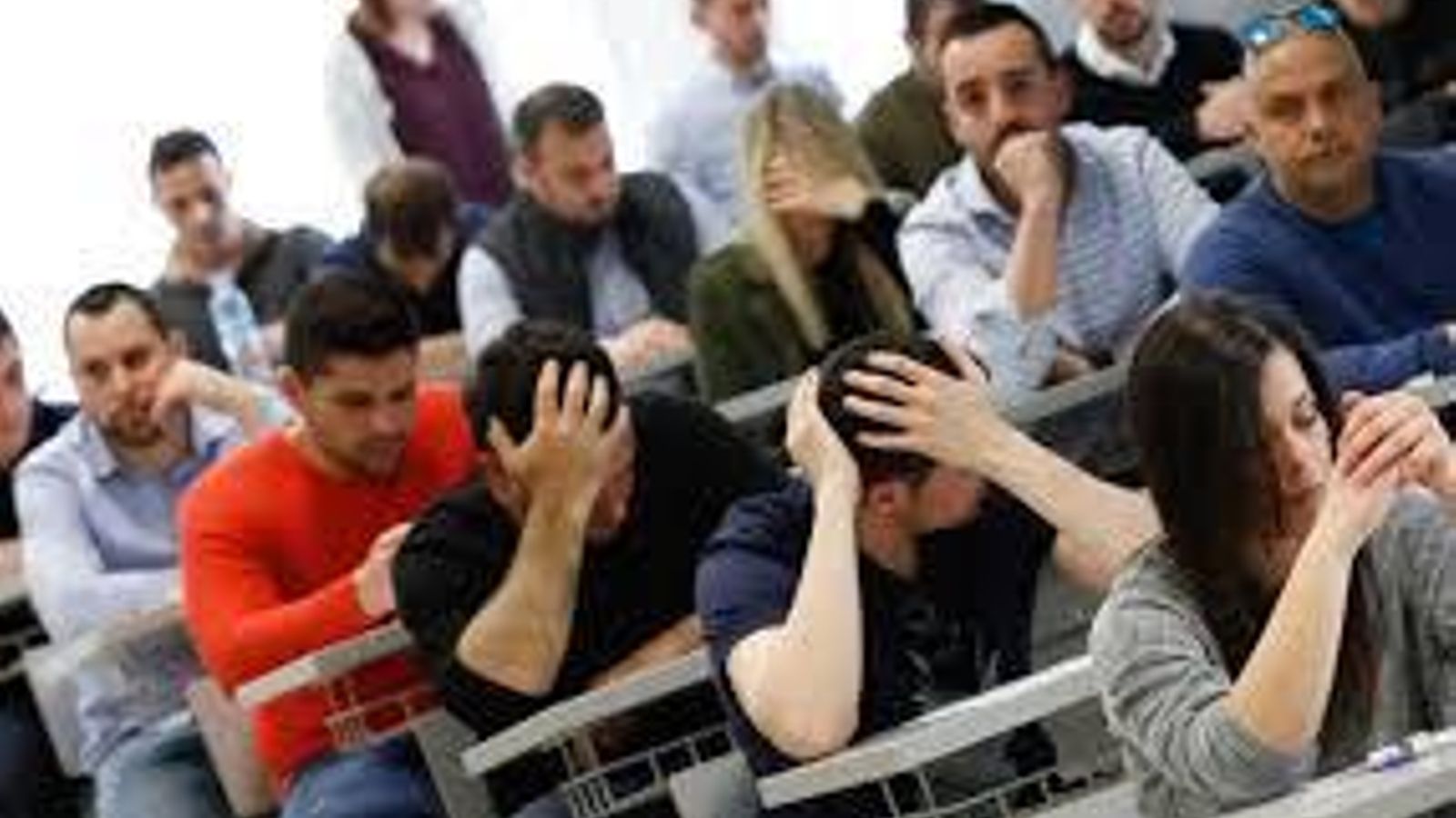 Opositores antes de iniciar el examen.