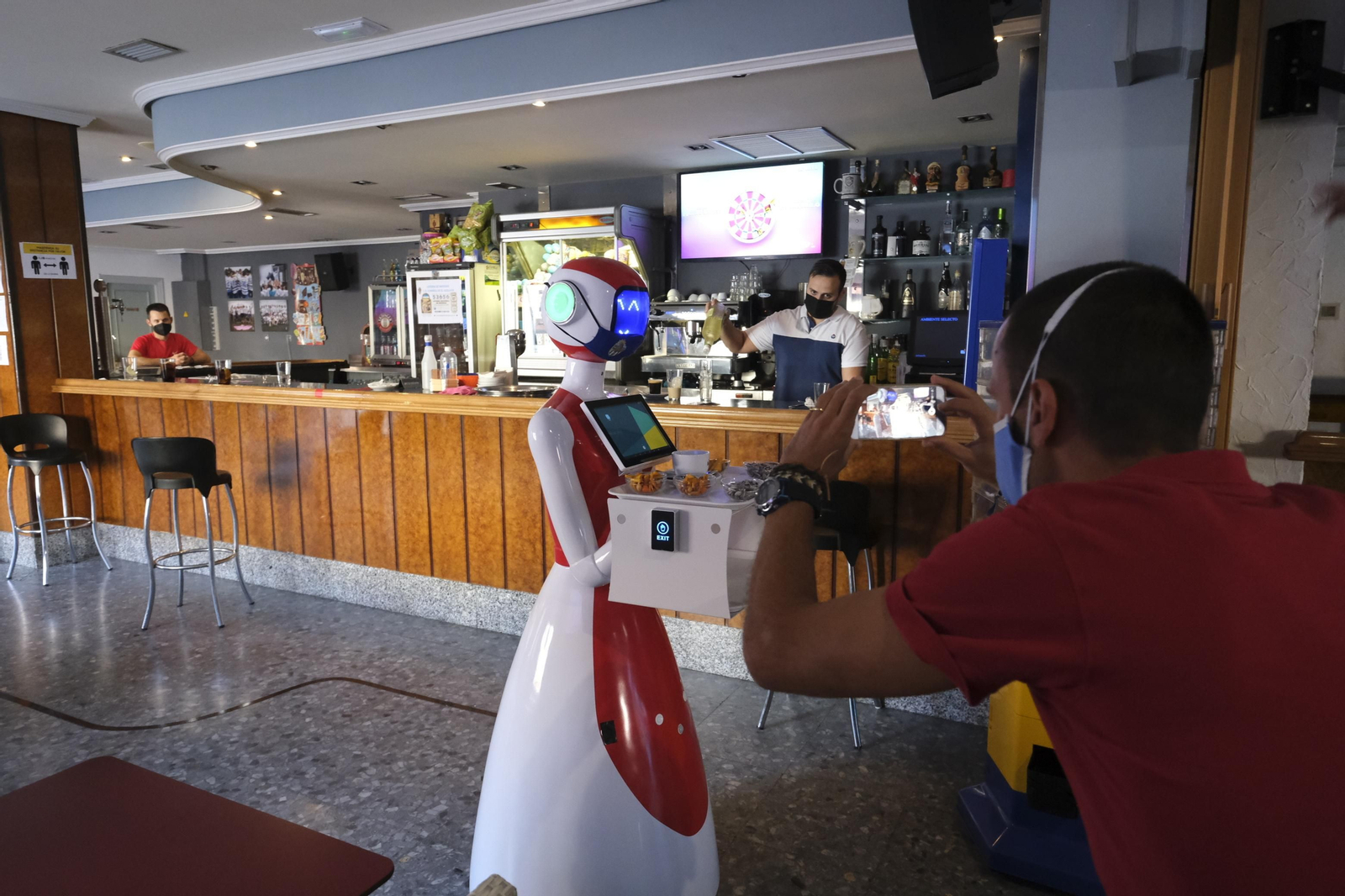Fotogalería de Herbelita, la robot camarera de El Alquián.