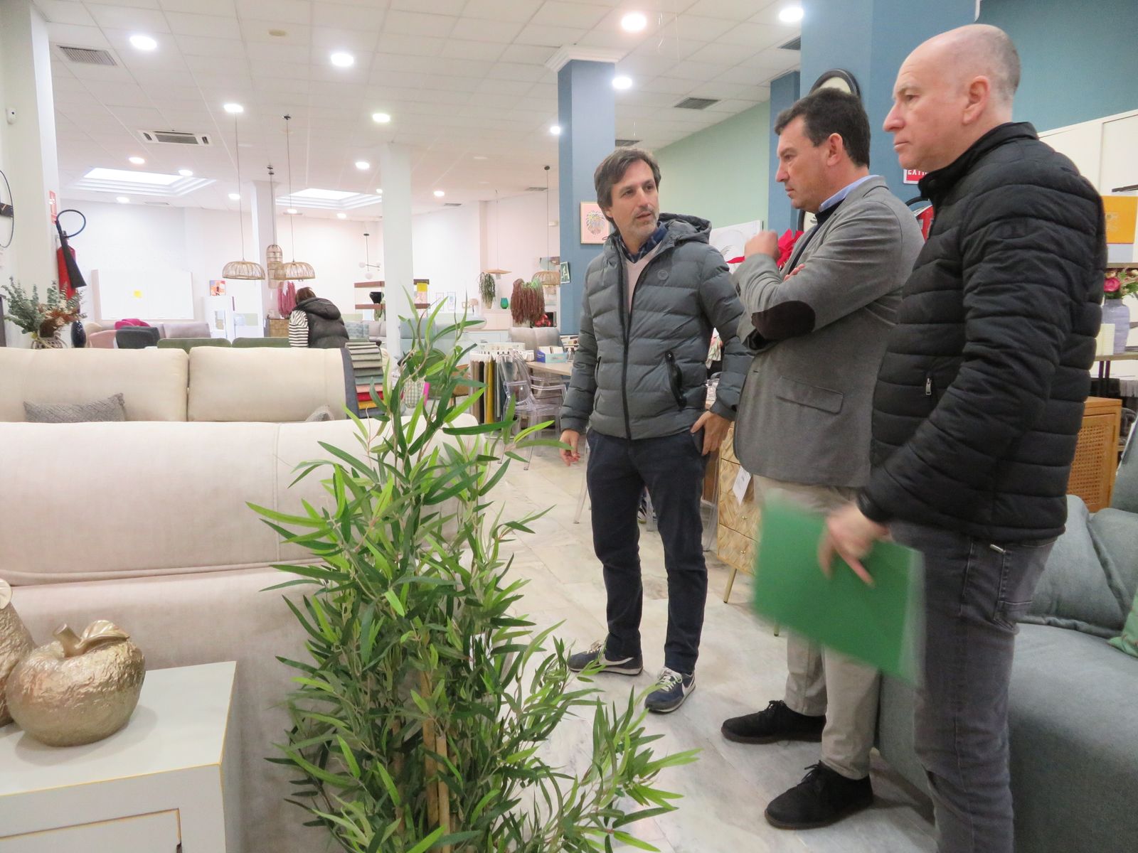 El delegado de Empleo en uno de los comercios.