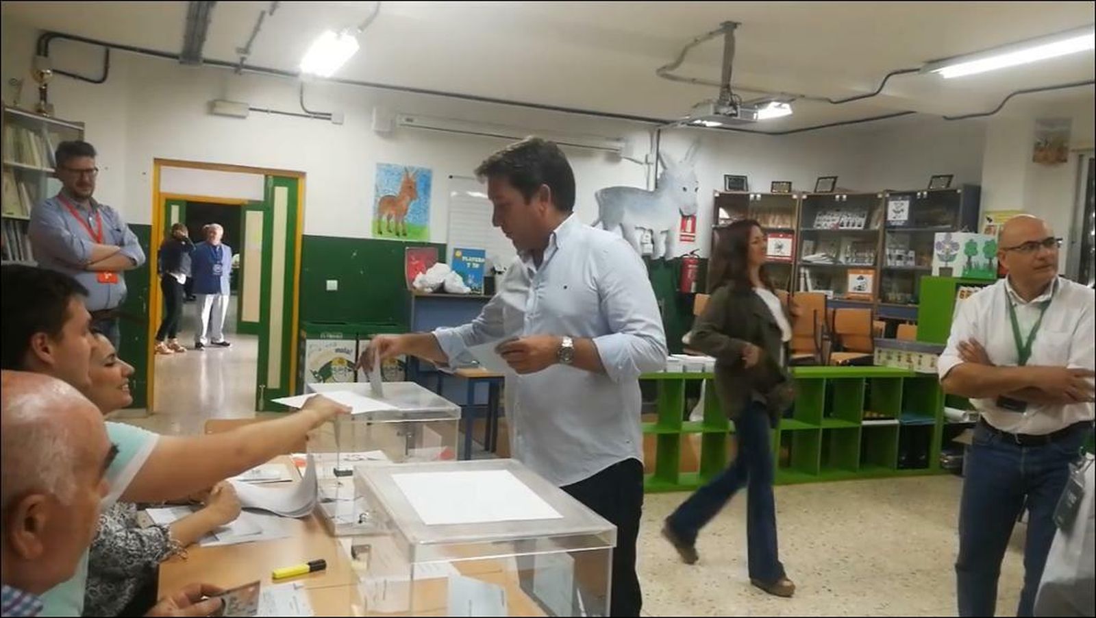 Ruperto Gallardo  vota en las municipales onubenses de 2019.