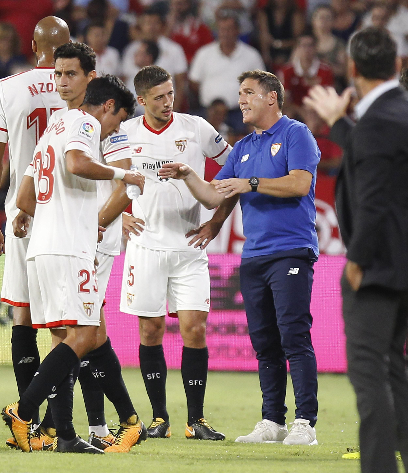 Eduardo Berizzo habla con sus jugadores durante una pausa.