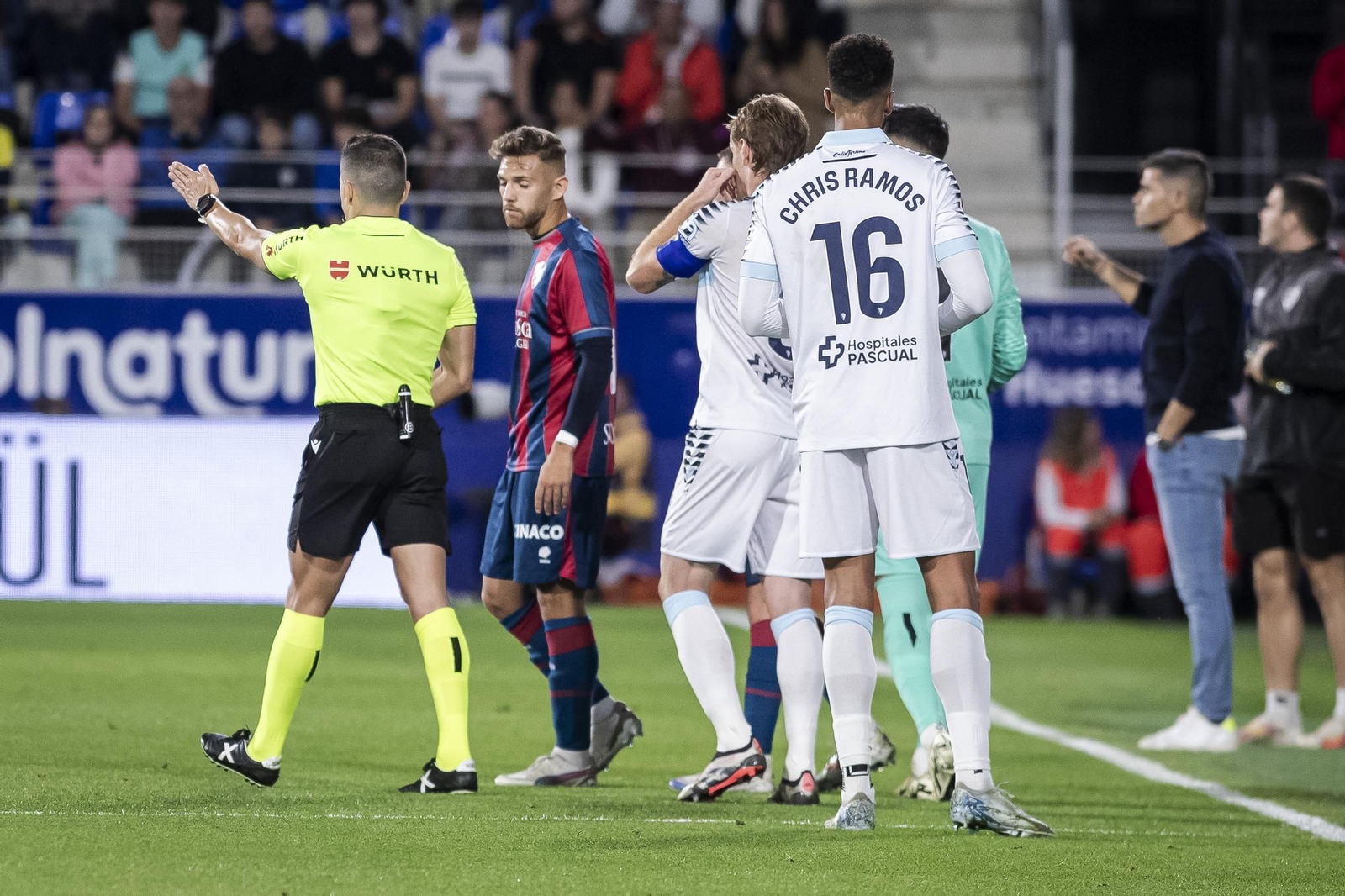 Las imágenes del partido entre el Huesca y el Cádiz C.F