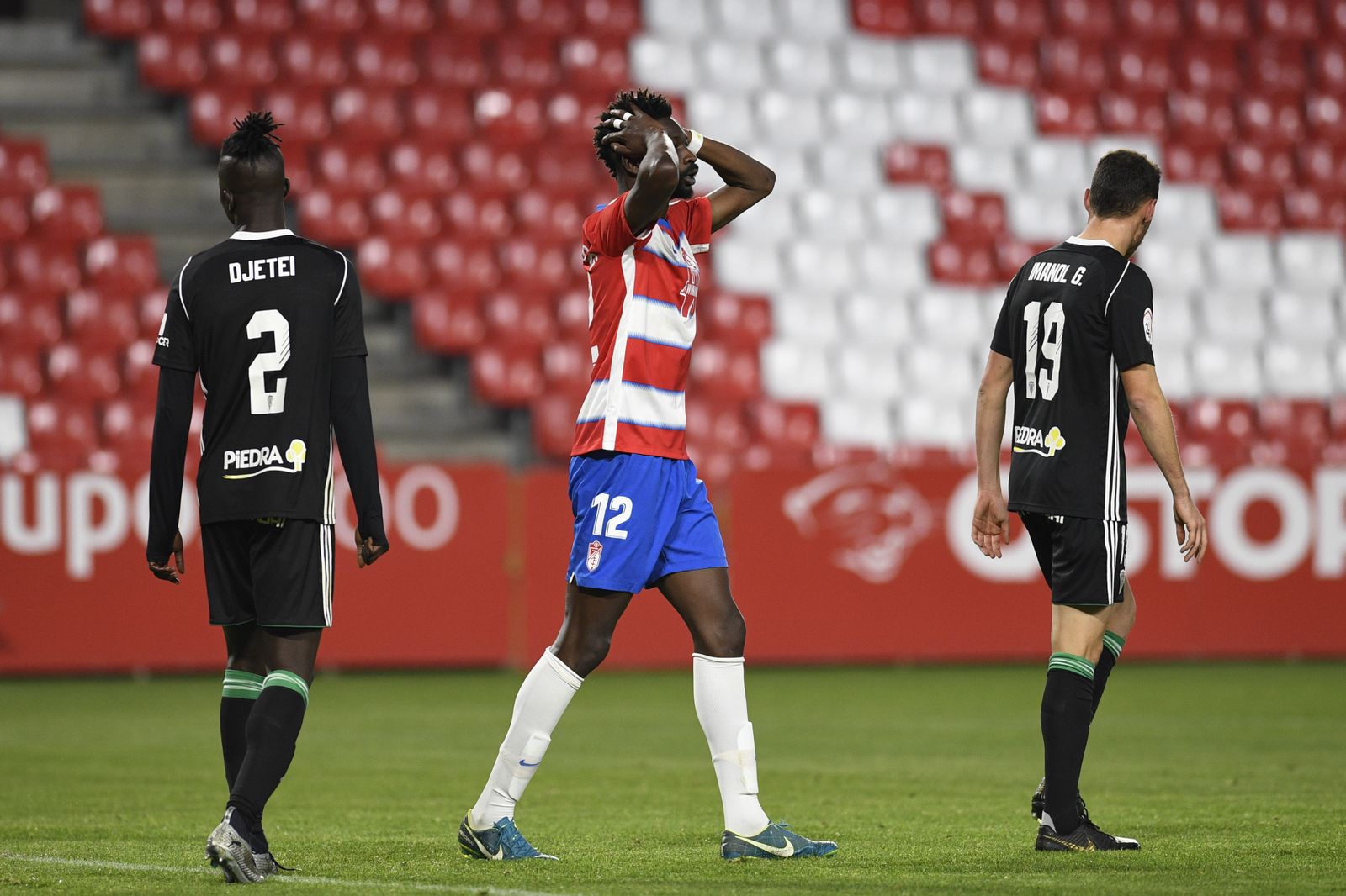 Nuha, que debutó el domingo,  se lamenta tras una ocasión errada en el duelo ante el Córdoba.