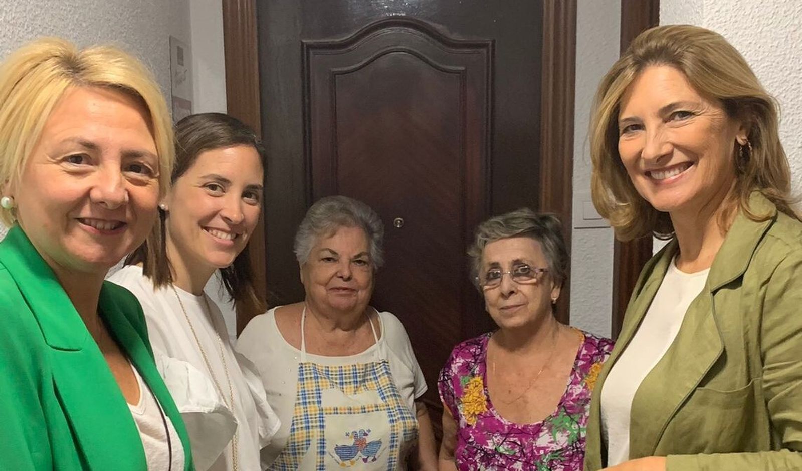 Casanueva, Martínez y Cabrera, junto a dos vecinas del bloque reformado.