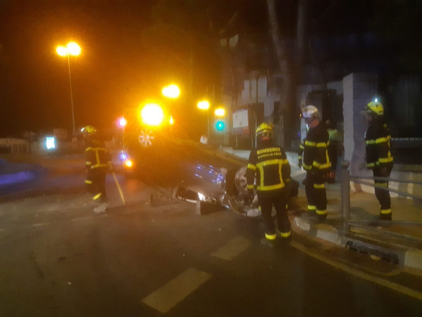 Los bomberos, atendiendo el siniestro durante la pasada madrugada.