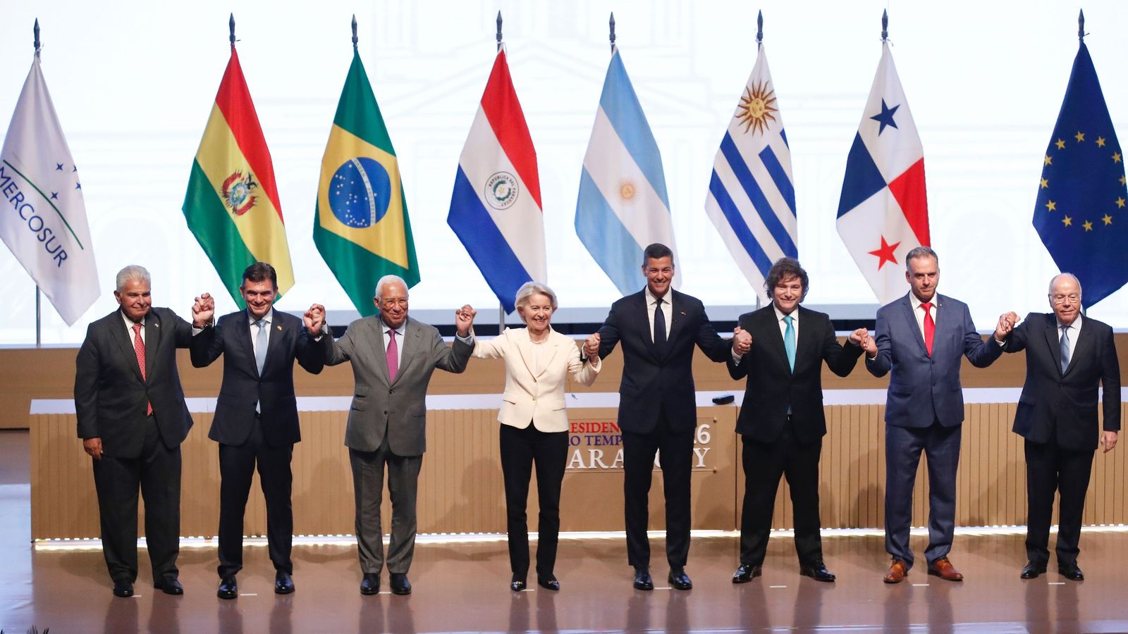 Los dirigentes de la UE y los países de Mercosur, tras firmar el acuerdo el sábado en Asunción (Paraguay).