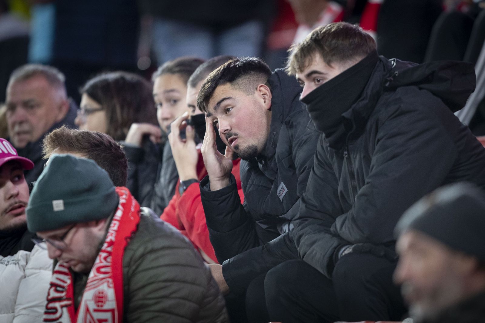 Aficionados con cara de lamentación tras ver el empate del Granada ante el Ceuta.