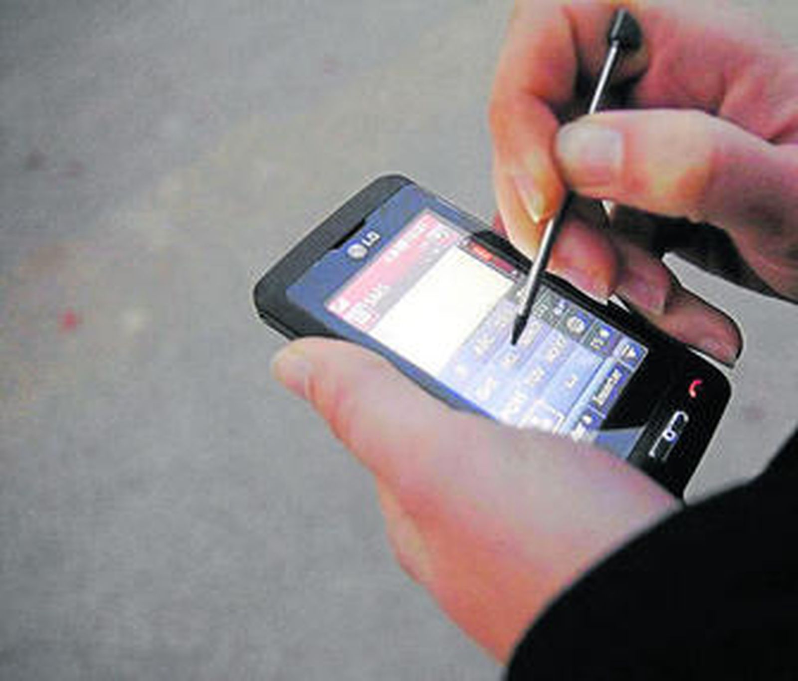 Un cliente manda un mensaje por su teléfono móvil.