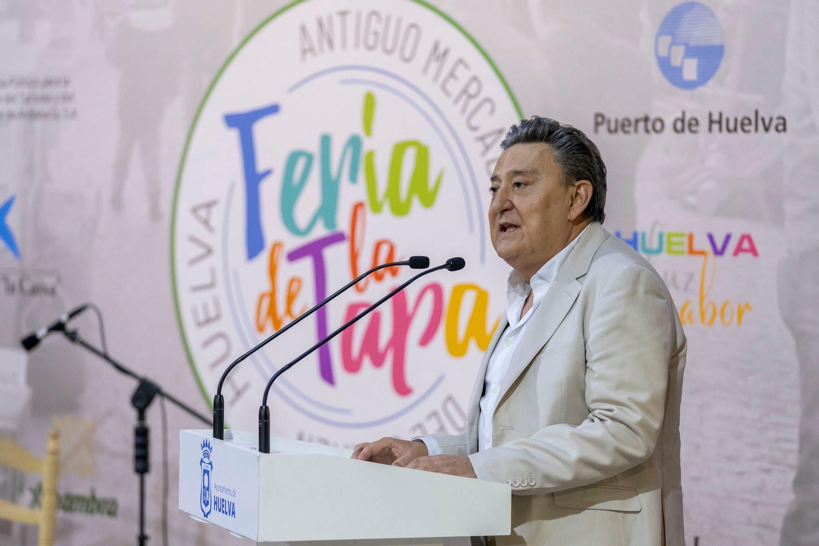 Mariano Peña pregonando la XXIV Feria de la Tapa de Huelva, la más antigua de Andalucía