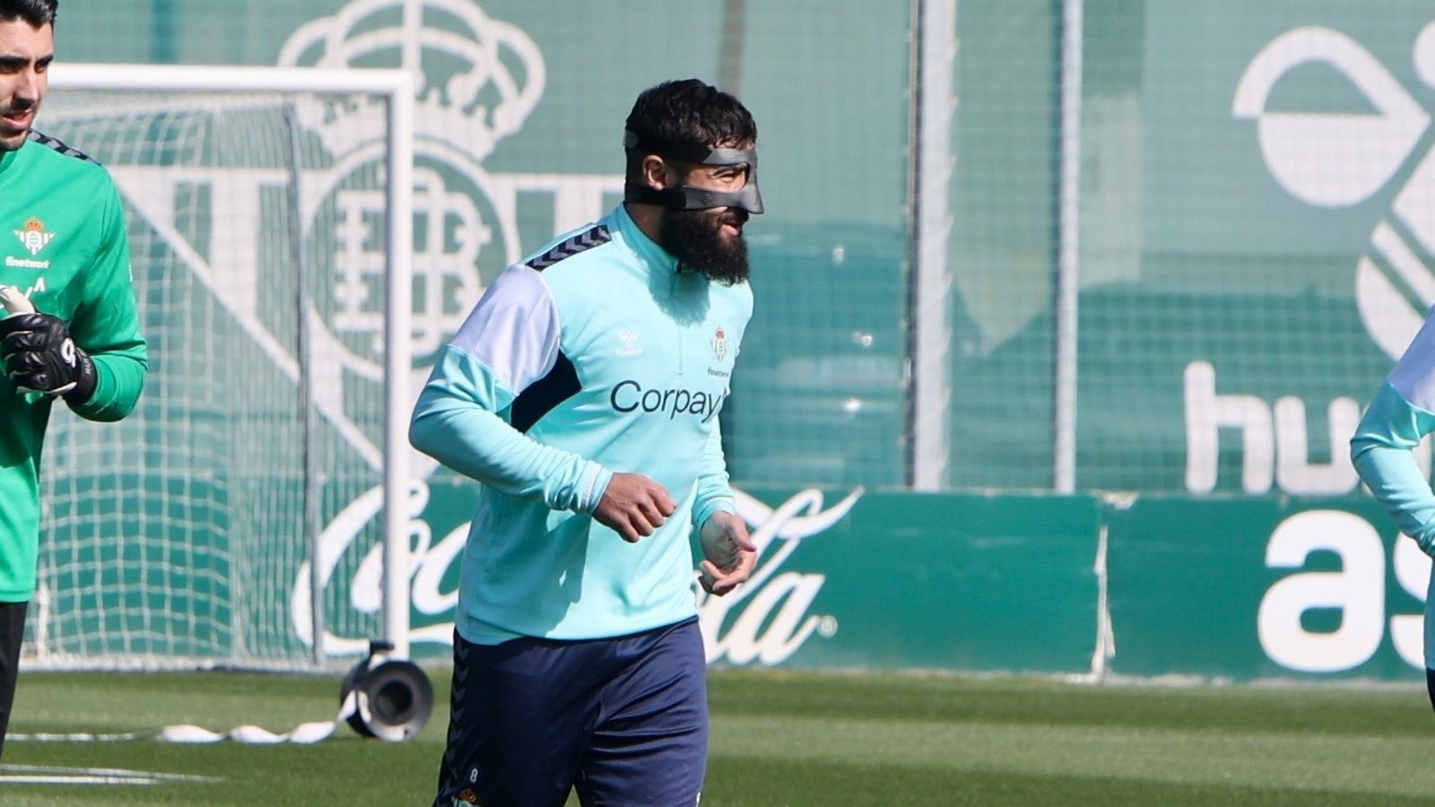 Fekir reaparece con el grupo luciendo su nueva máscara protectora