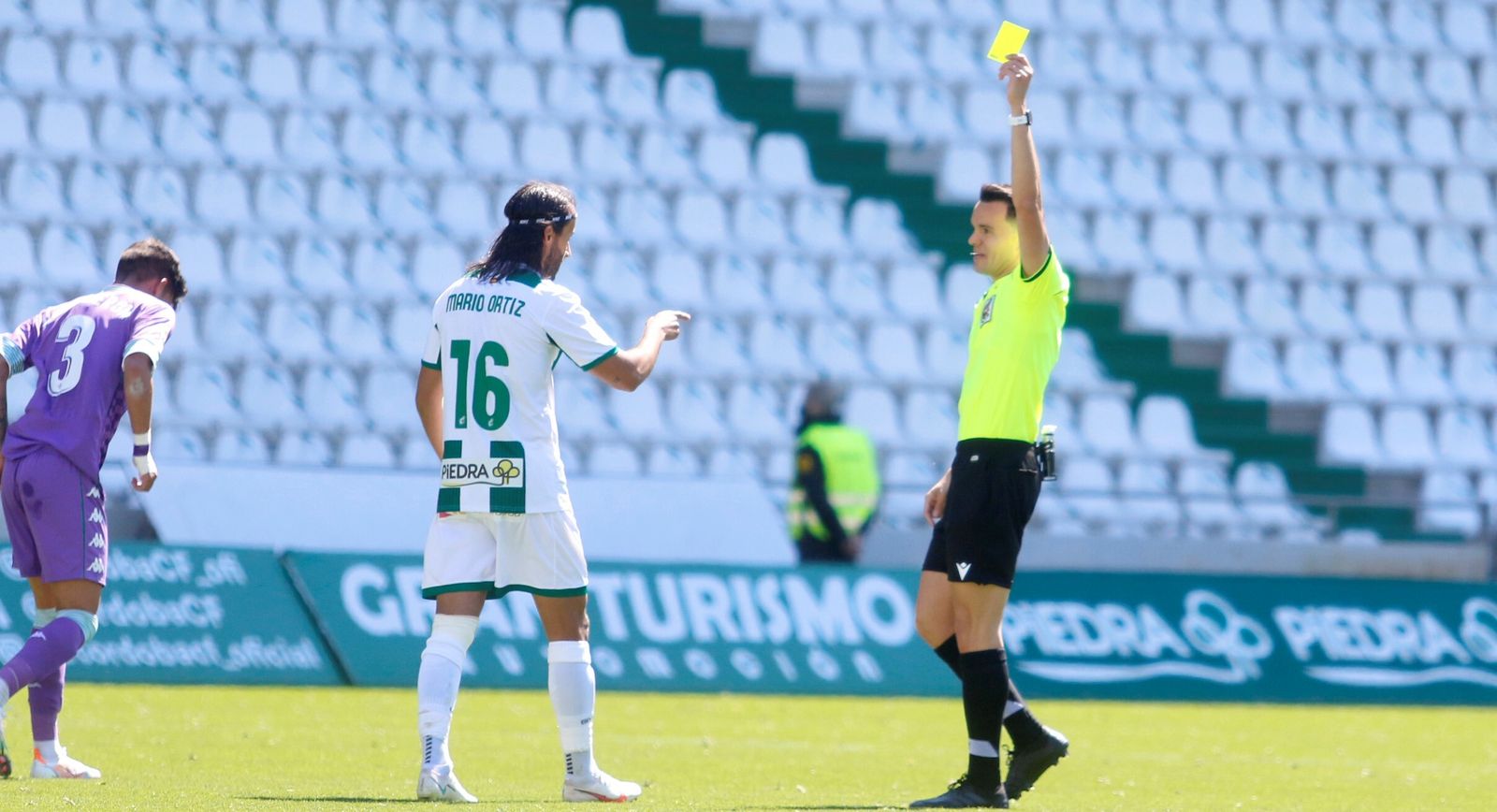 Pérez Hernández le muestra la amarilla a Mario Ortiz.