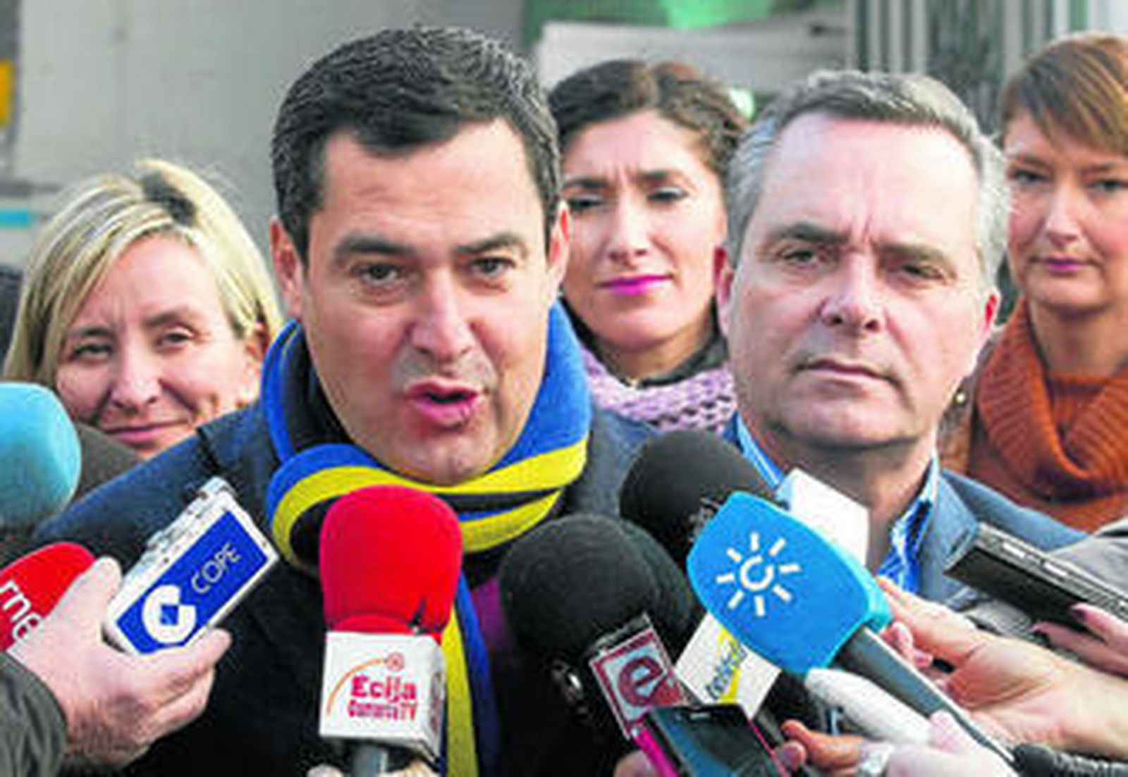 Juan Manuel Moreno Bonilla, presidente del PP andaluz, acompañado ayer por Juan Bueno, en Écija.