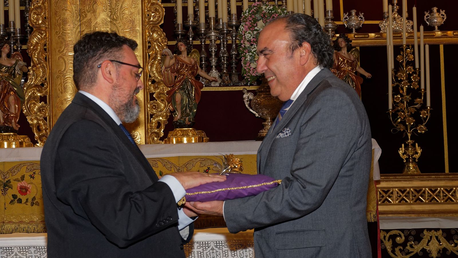 El Hermano Mayor de Los Gitanos recibe la Rosa de Pasión