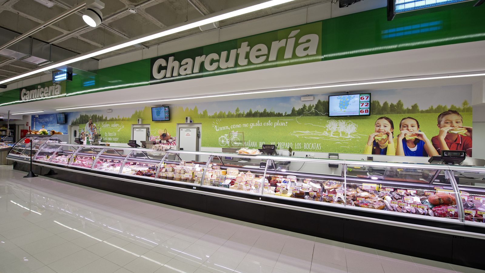 Interior de un supermercado Covirán
