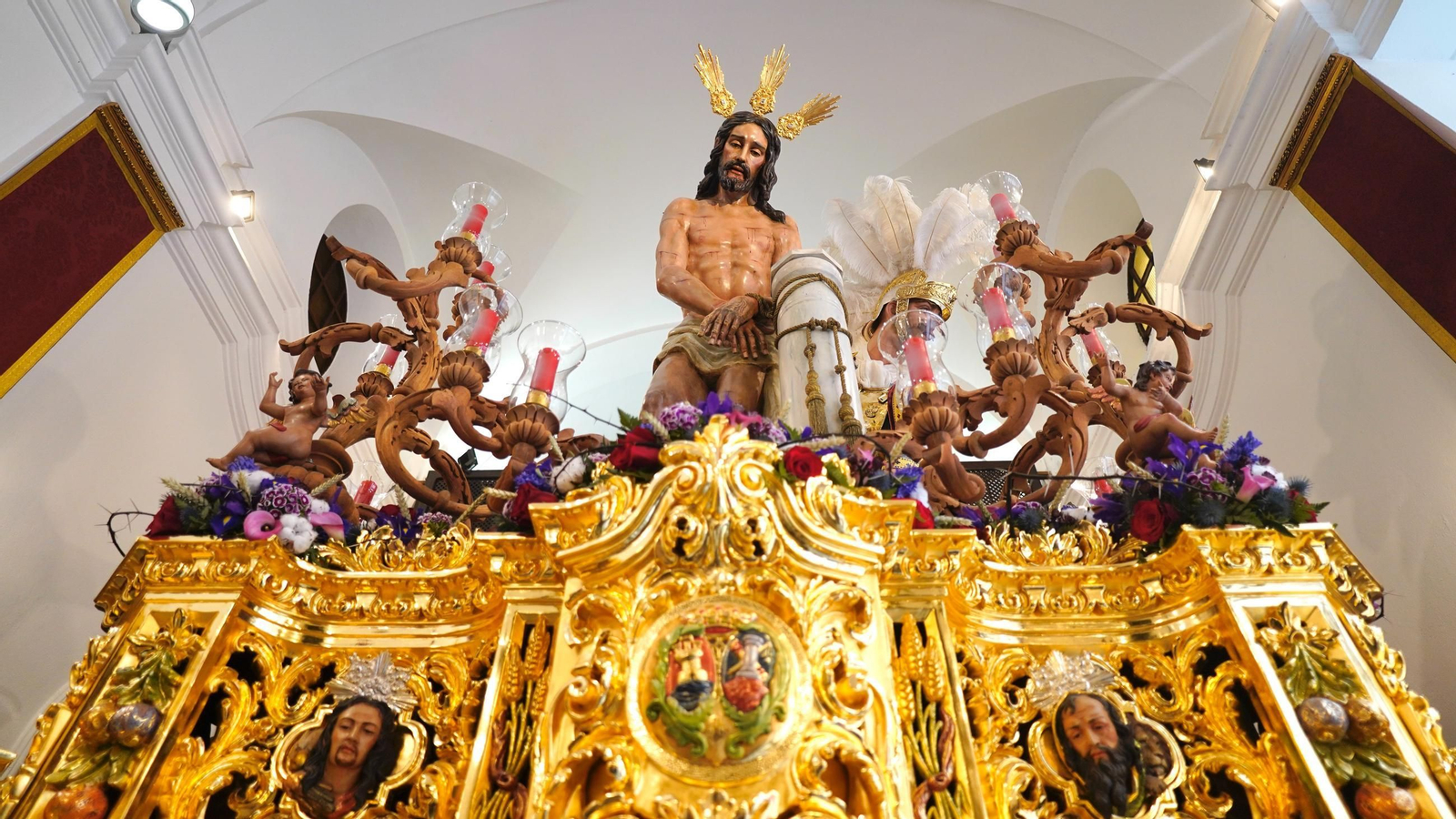 Preparativos de la Hermandad de la Columna de Algeciras ante el Lunes Santo, en imágenes