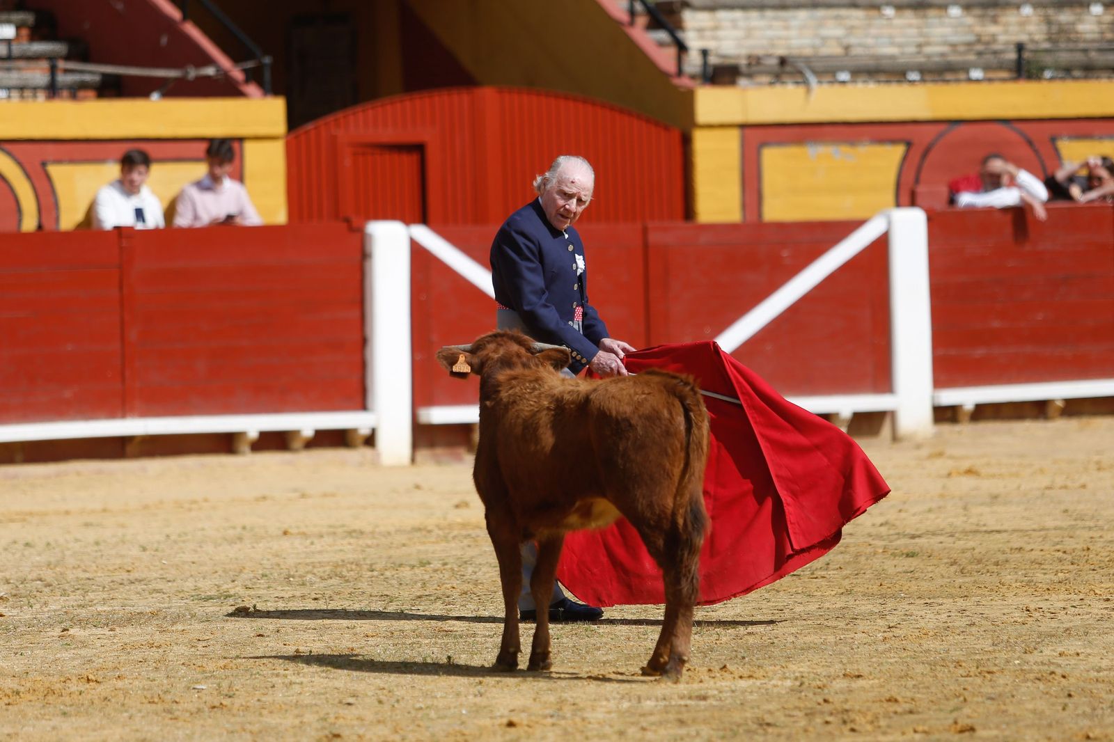 La clase magistral solidaria de Miguelete en la plaza de toros de Las Palomas de Algeciras, en imágenes