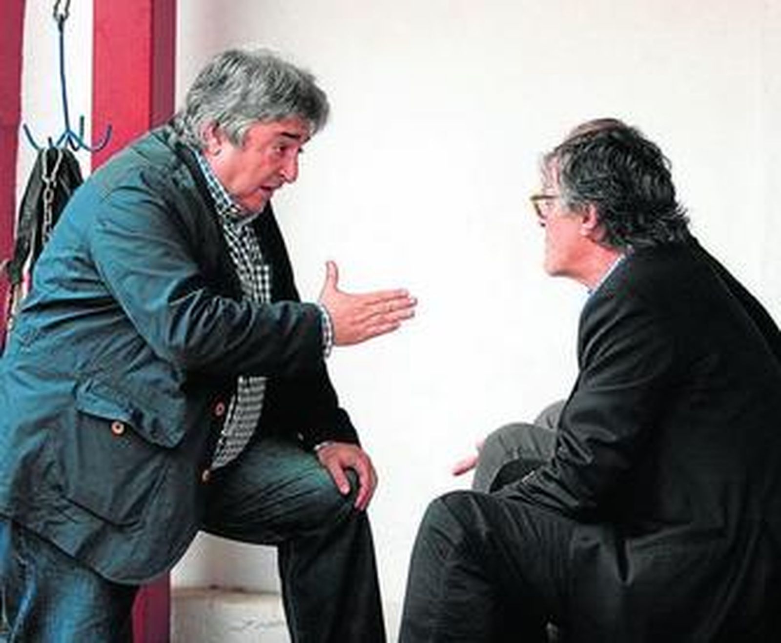 El gerente de Ramguertauro conversa con el apoderado de Juan Serrano en el coso de Los Califas.