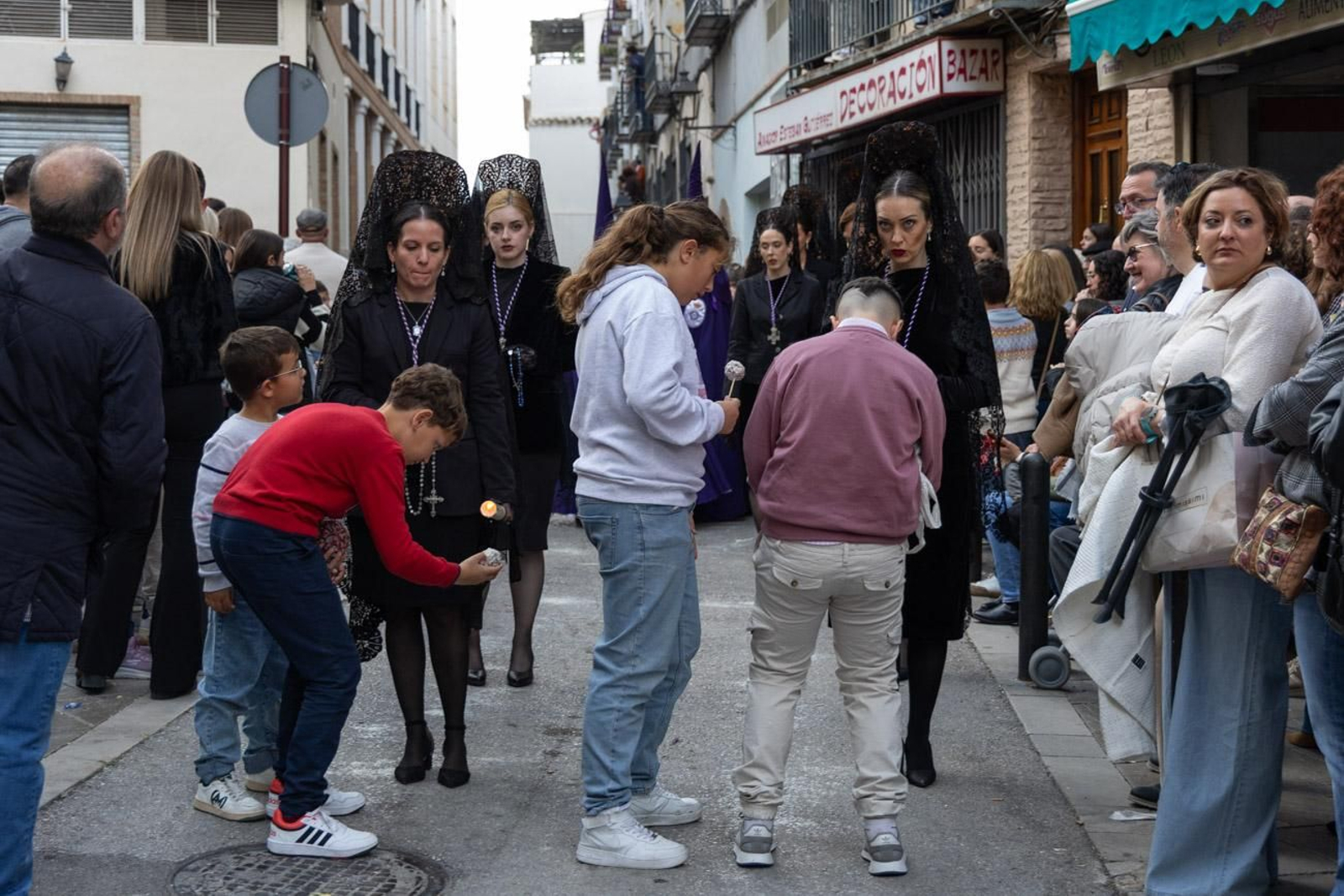 Las cofradías de la Vera Cruz, Expiración y Gran Poder lucen sus cortejos en la calle