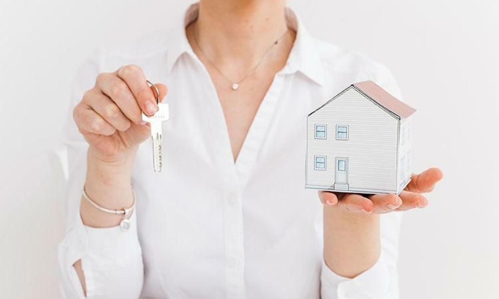 Pujantes empresas inmobiliarias de Andalucía, como Edifinsa e Inmocaral, desaparecen con la crisis, mientras otras resurgen para dar respuesta a la actual demanda del mercado