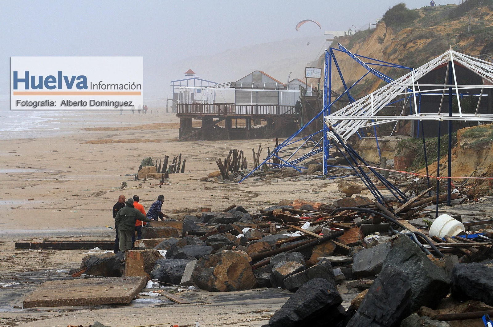 Imágenes del temporal de viento y lluvia en la playa de Matalascañas