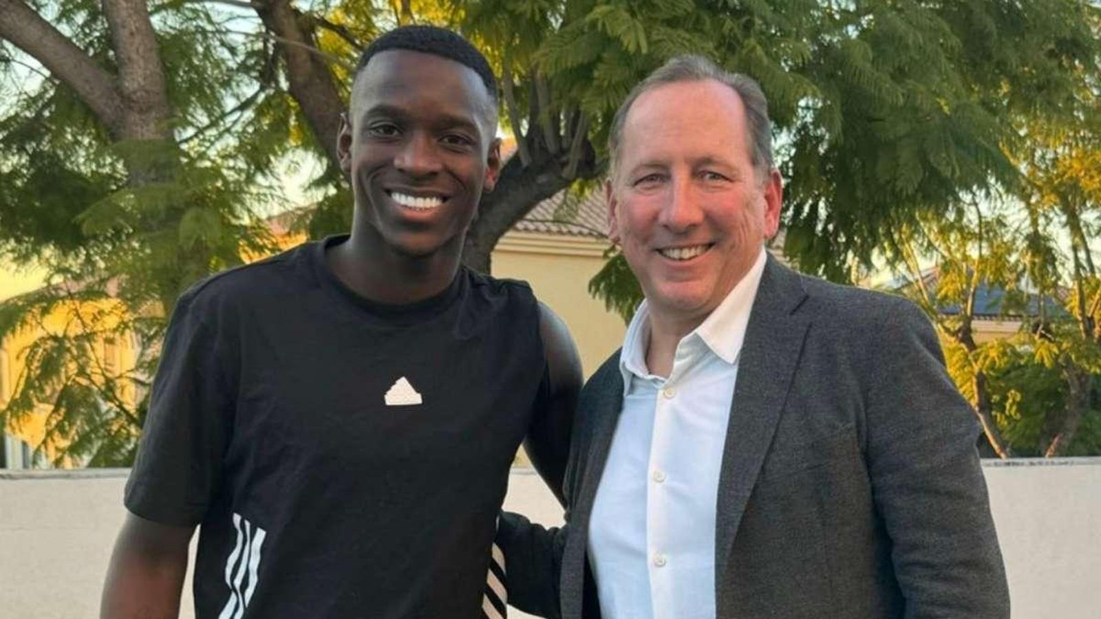 John Textor posa con Luiz Henrique después de cerrar su fichaje por Botafogo.