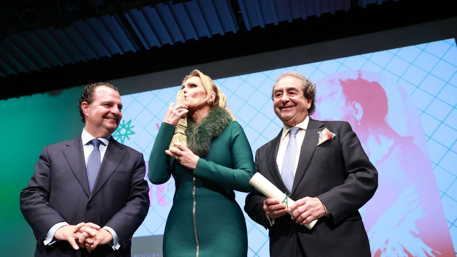 Ainhoa Arteta con su premio.