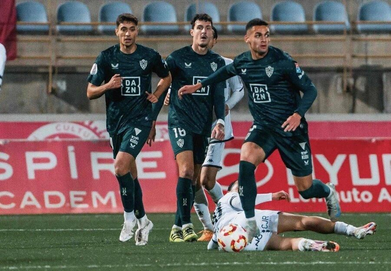 Kaiky conduce el balón ante la mirada de Quintanilla y Radovanovic en el encuentro frente a la Cultural Leonesa de la anterior eliminatoria.