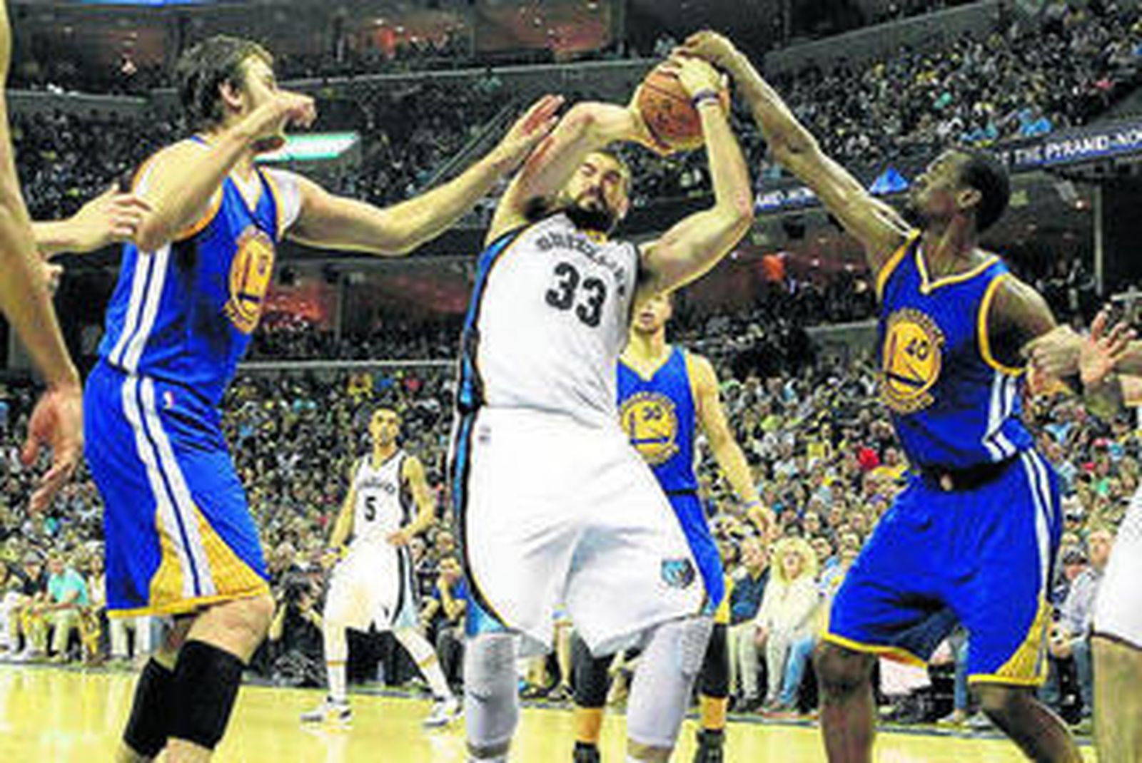 Marc Gasol agarra el balón ante Bogut y Barnes.