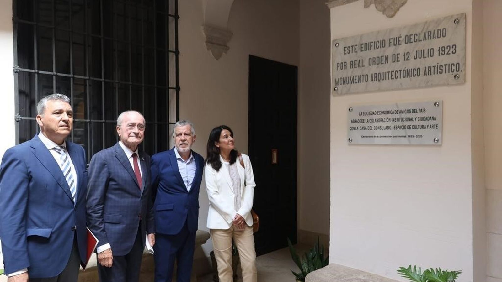 Las autoridades junto a las dos lápidas conmemorativas