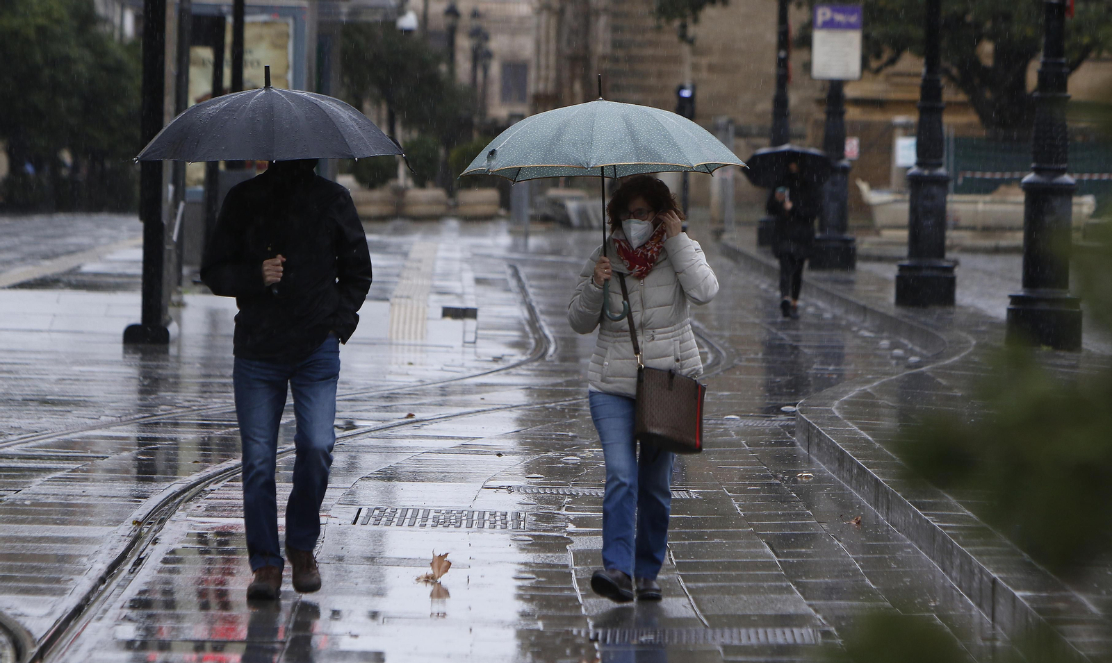 Llueve en la capital sevillana.