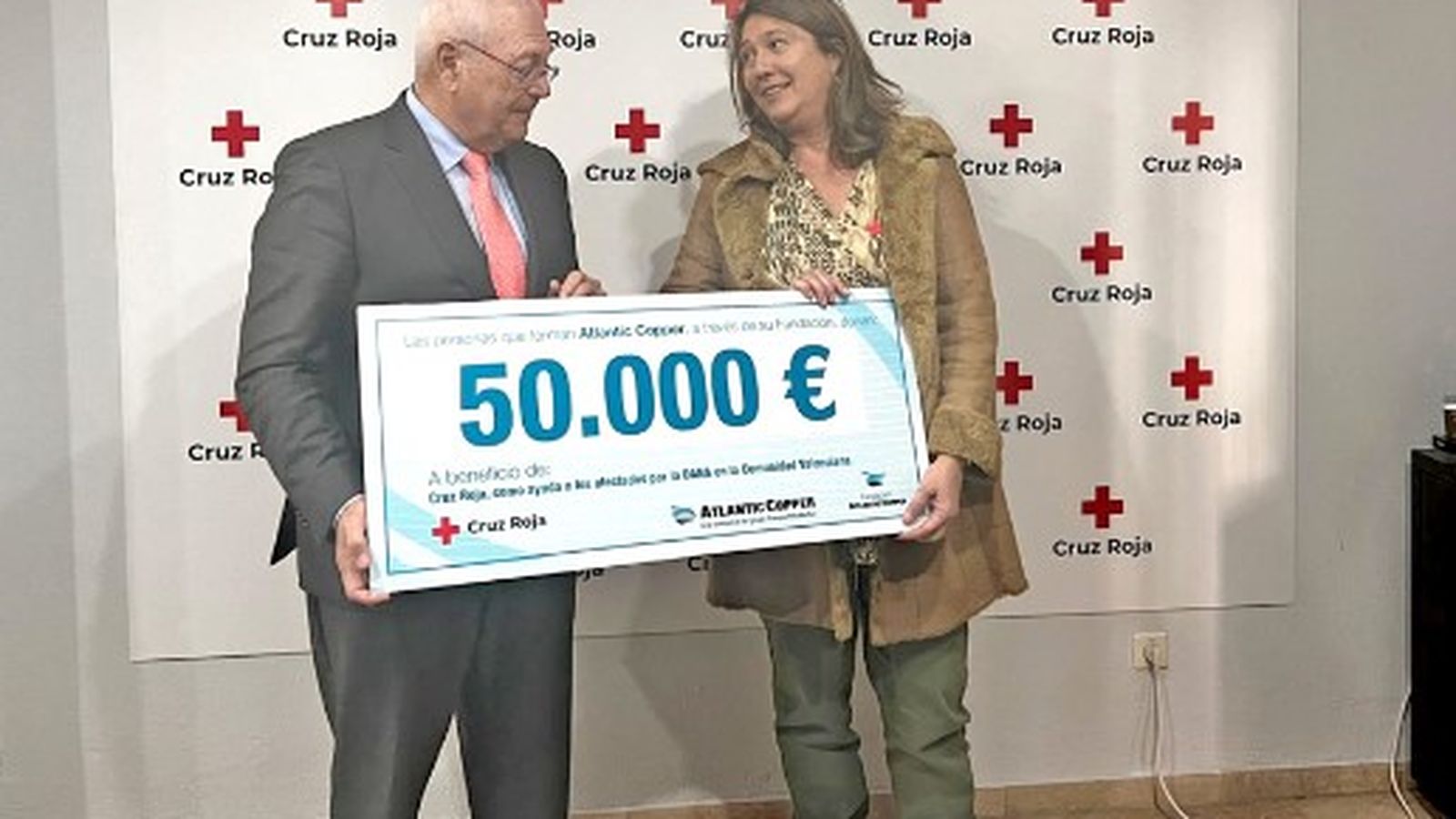 Antonio de la Vega entrega el cheque a Patricia Mauri.