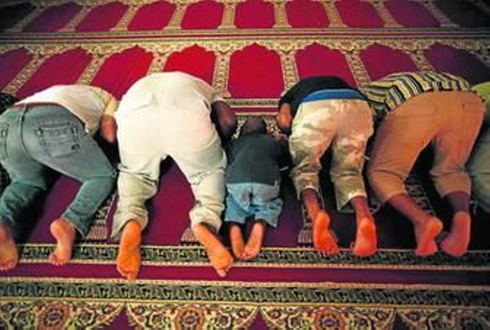 Musulmanes orando en la mezquita de Estepona.