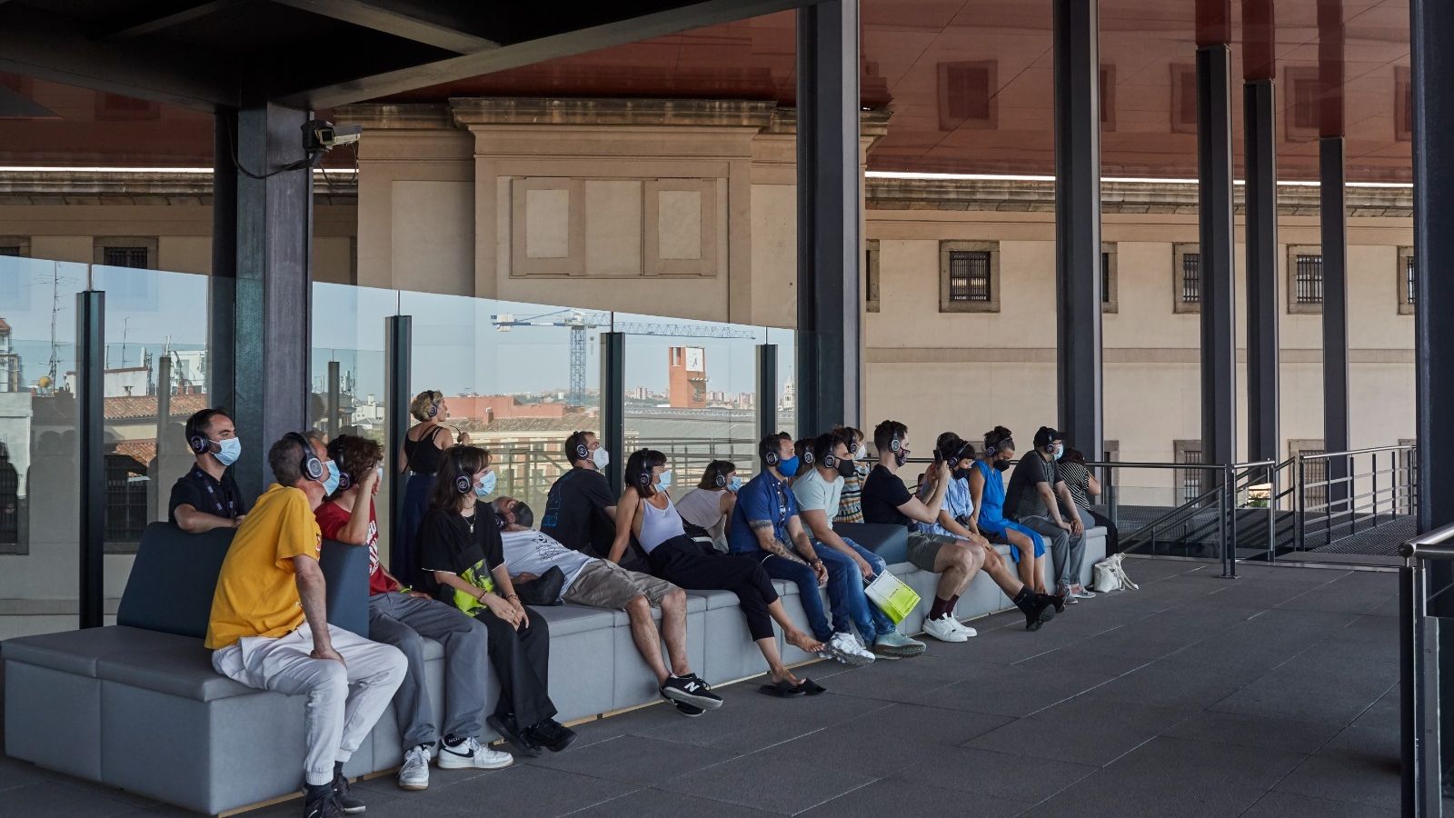 Visita performativa de la artista Sofía Montenegro llevada a cabo en las terrazas del Museo Reina Sofía.