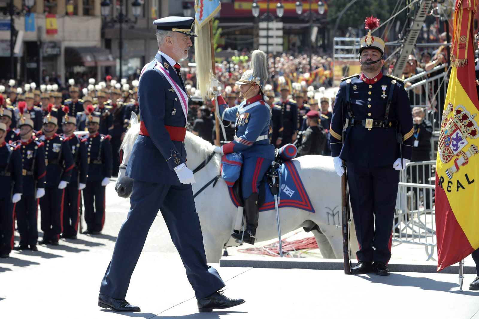 Las imágenes del desfile militar en Oviedo con motivo del Día de las Fuerzas Armadas