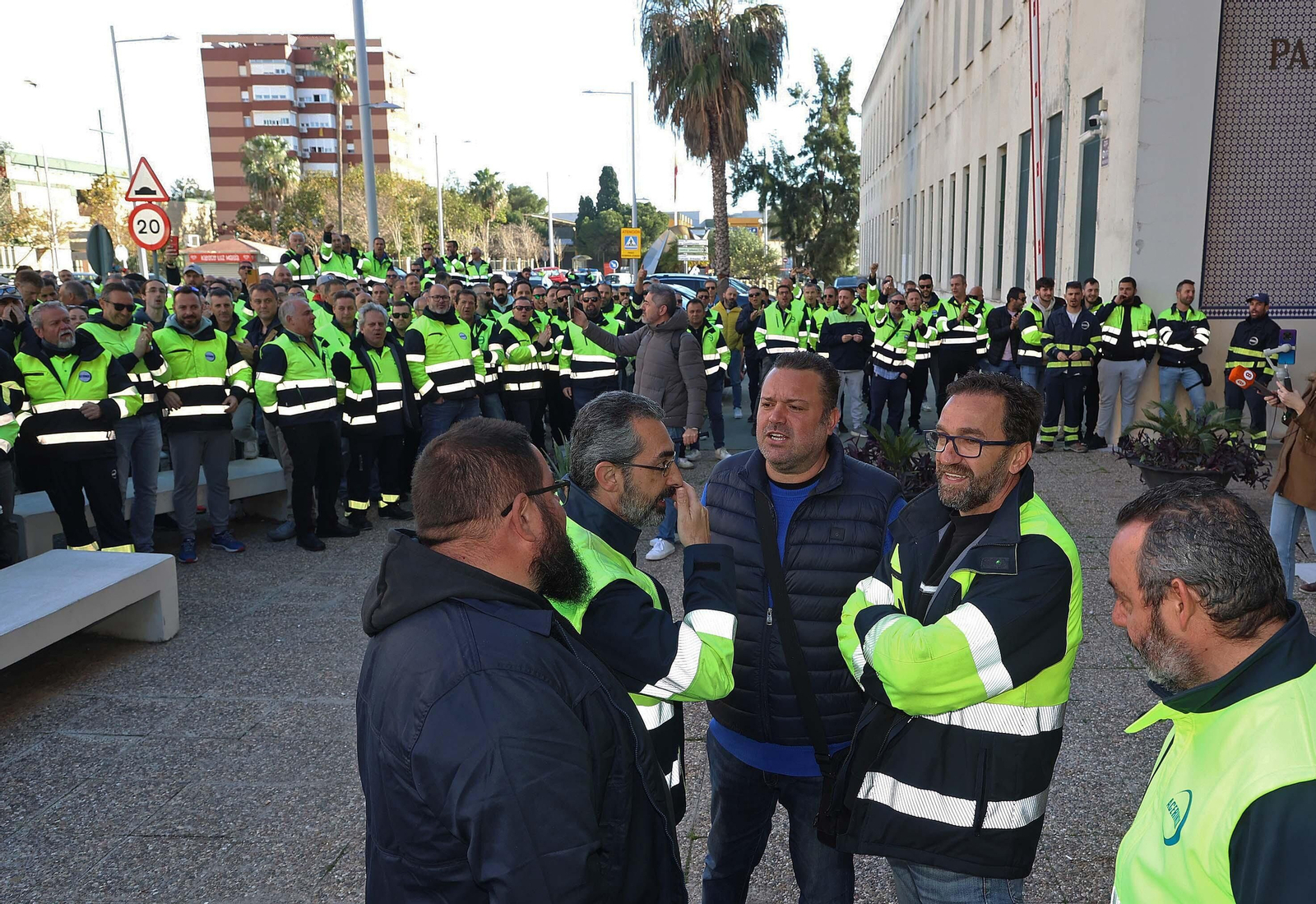 Imágenes de la entrada a los juzgados de los delegados sindicales de Acerinox en Algeciras
