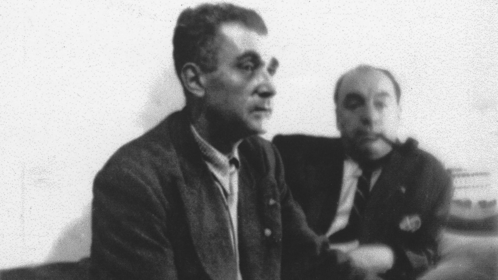 Manuel Sánchez Arcas con Pablo Neruda en Varsovia.
