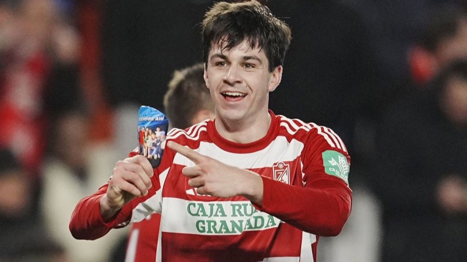 Gonzalo Petit celebra su primer gol con el Granada señalándose una espinillera