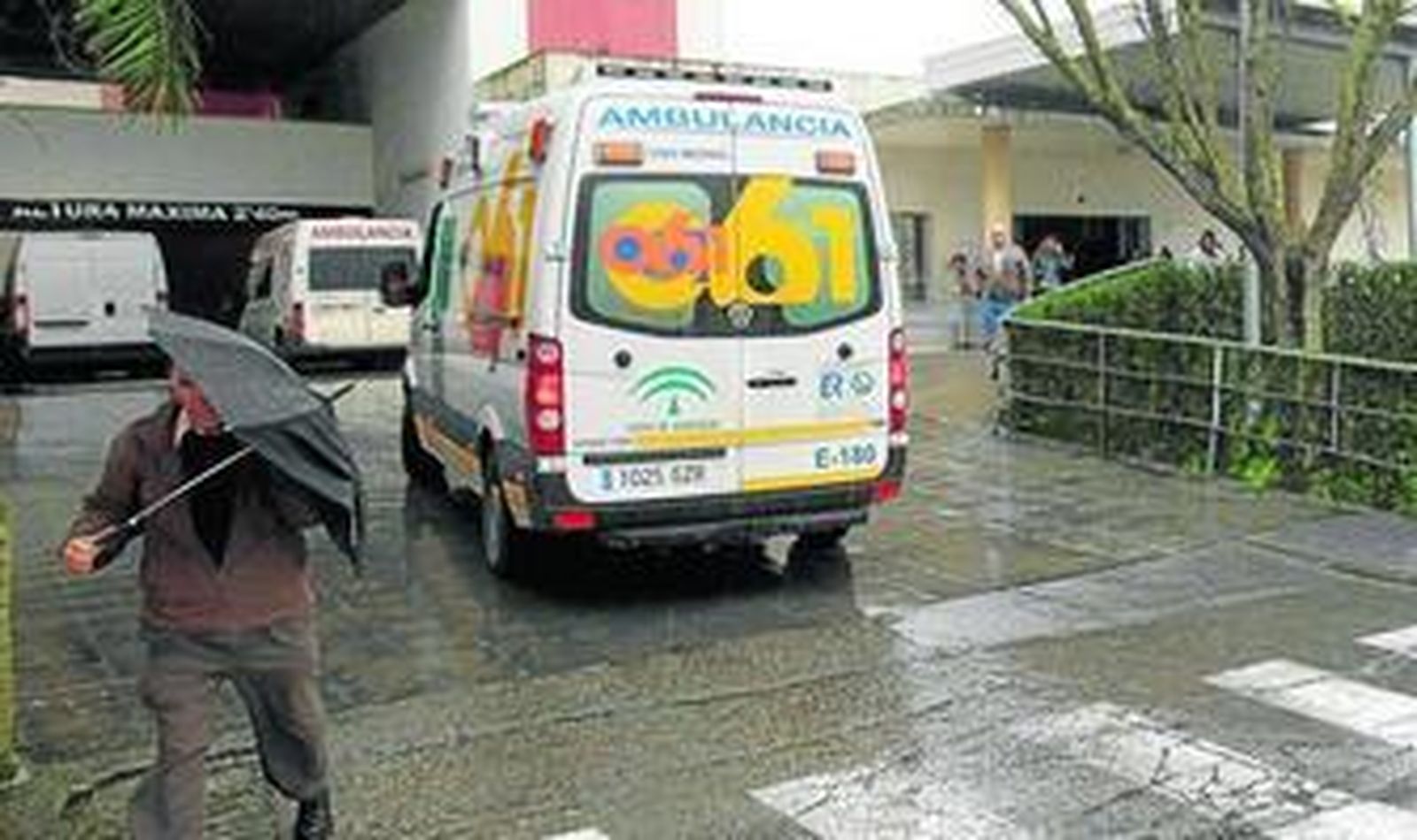 Una ambulancia del 061.