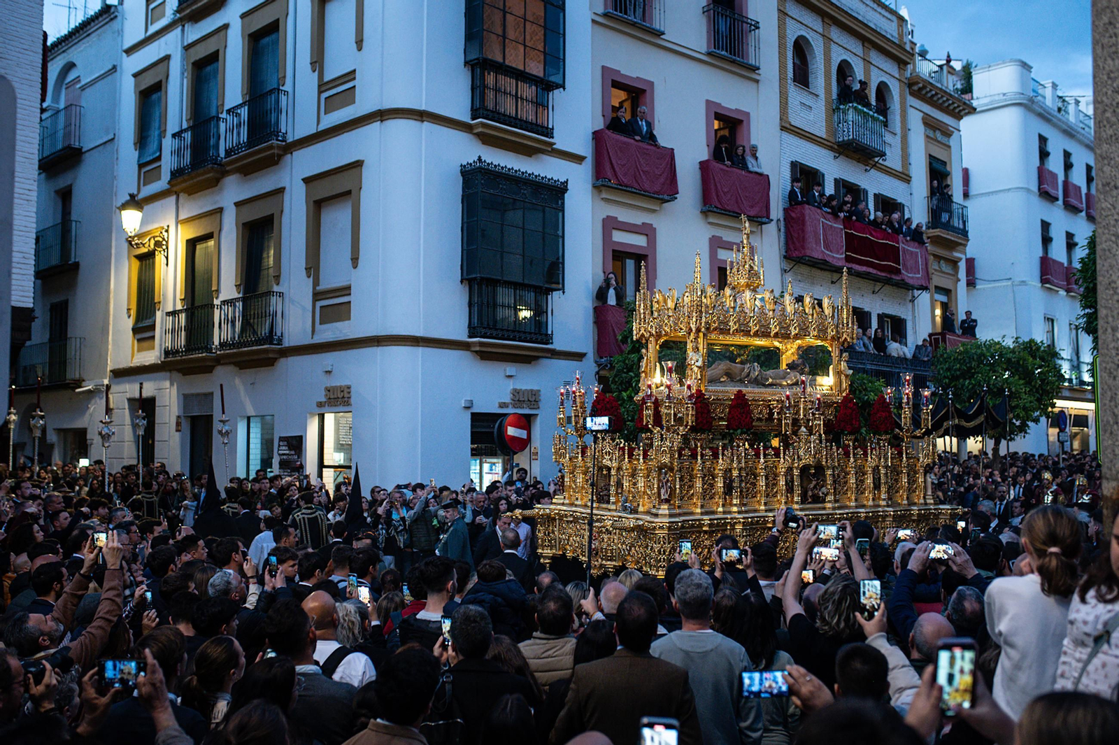 La Hermandad del Santo Entierro en la Semana Santa de Sevilla 2025
