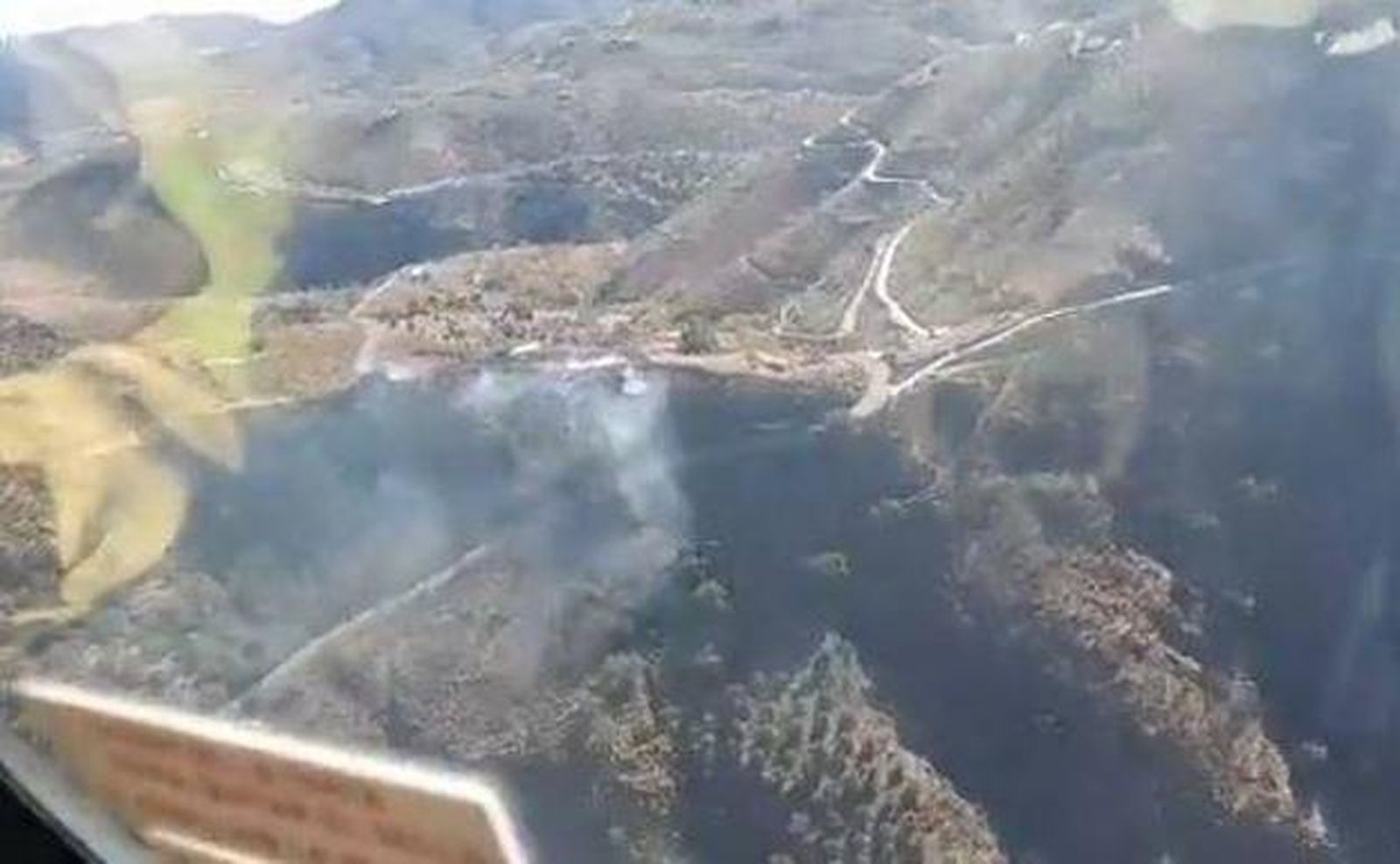 Humo en la zona del incendio en Sedella.