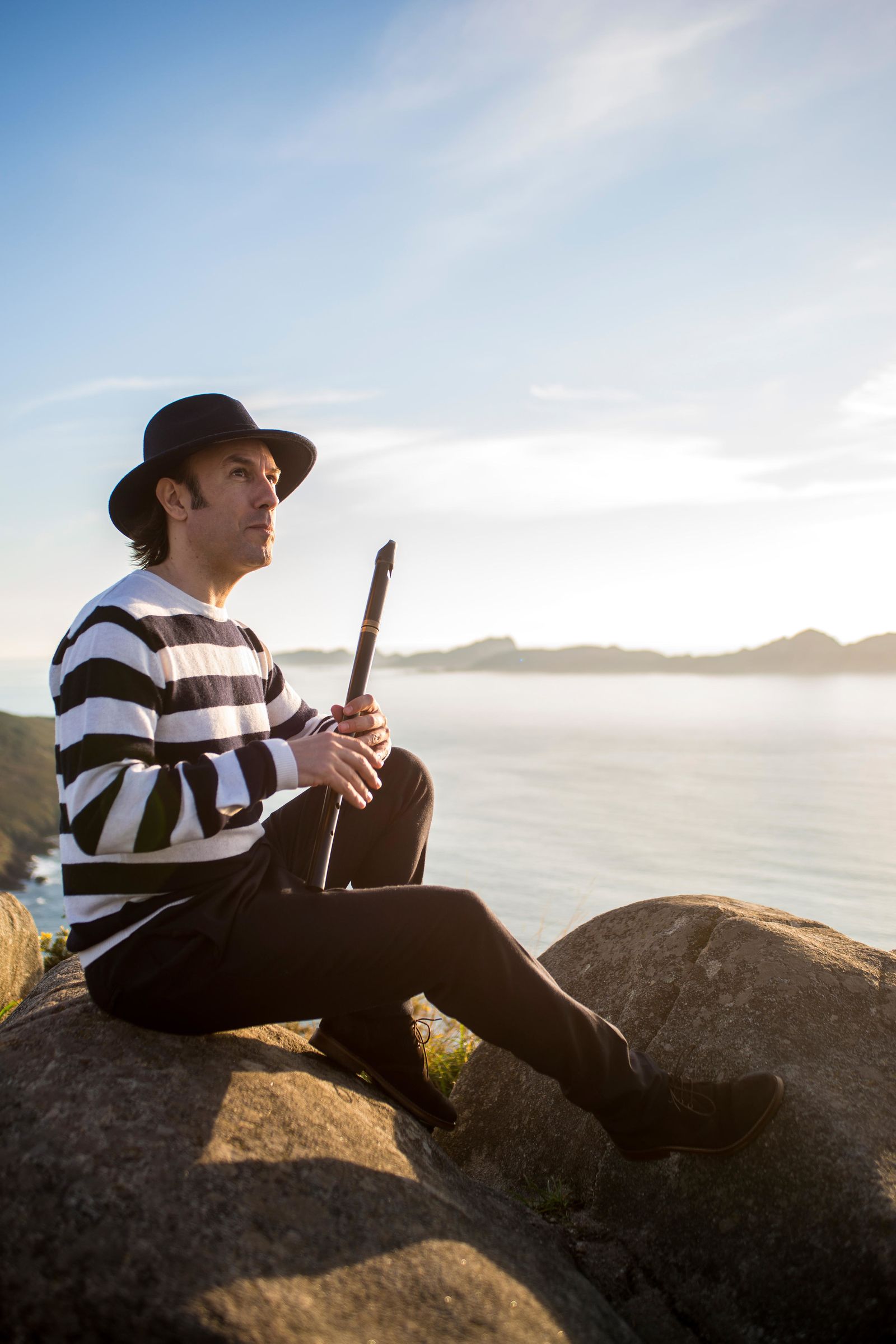 El músico gallego también toca la flauta de pico.