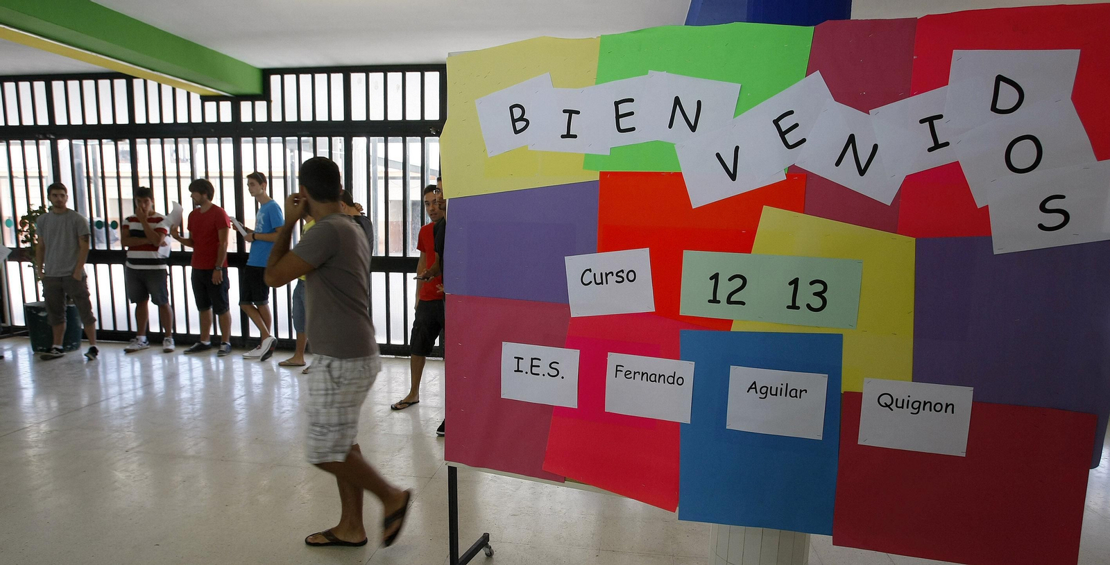 La entrada del IES Fernando Aguilar en el inicio del curso 2012-2013.