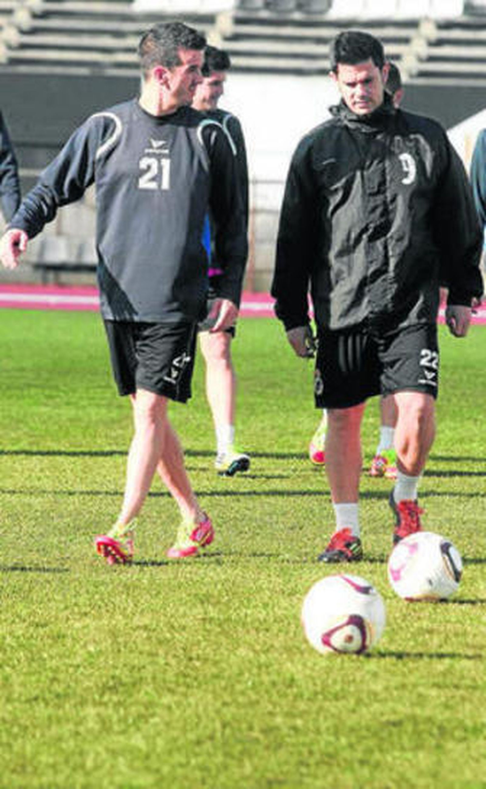 Bello dialoga con Ocaña en un entrenamiento.