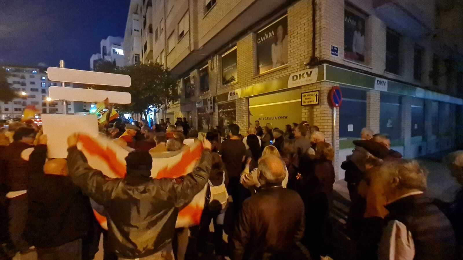 Protestas contra la amnistía del 'procés' en la sede del PSOE de San Fernando.