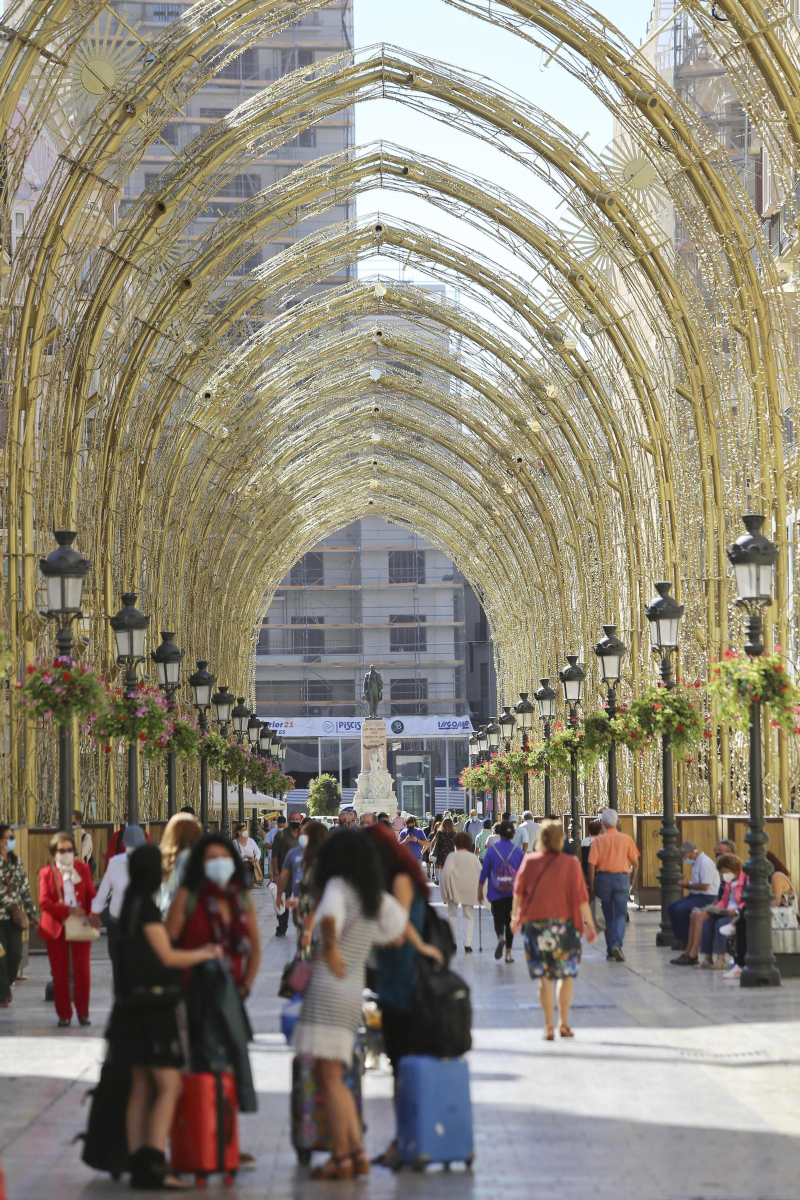 Otra perspectiva de las luces, con el marqués de Larios al fondo.